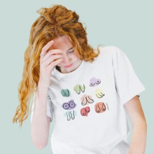 T-shirt con le boobs indossata da una ragazza